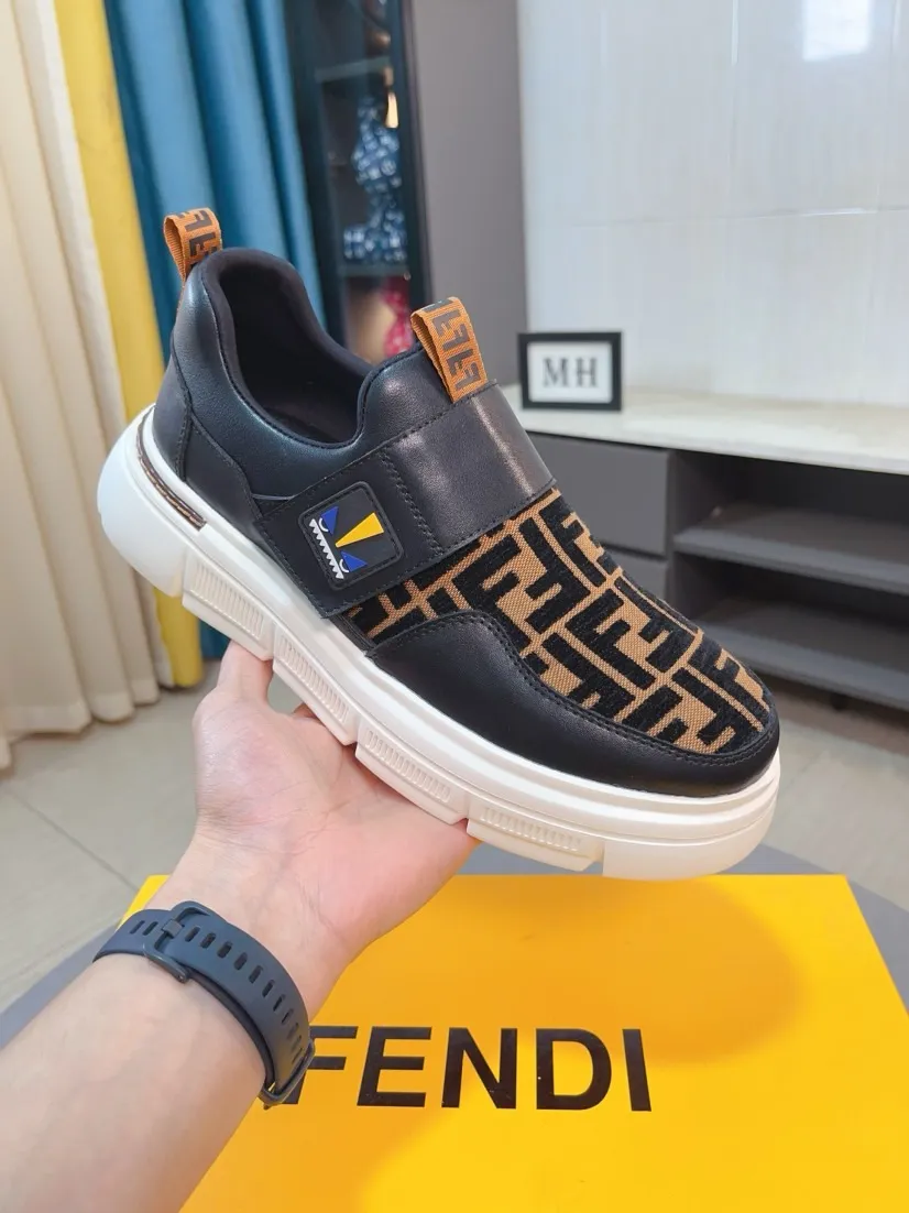 Men's shoes 💰400🌹🌹[FENDI] Fendi's classic and comfortable men's shoes, this complex sneaker is made of soft calfskin➕genuine leather lining➕original ultra-light rubber material with rough outsole. This unique light style is suitable for the casual and refined sensibility of this season. It is comfortable and natural on the feet. It is an everyday style for casual travel in autumn and winter! 38/44